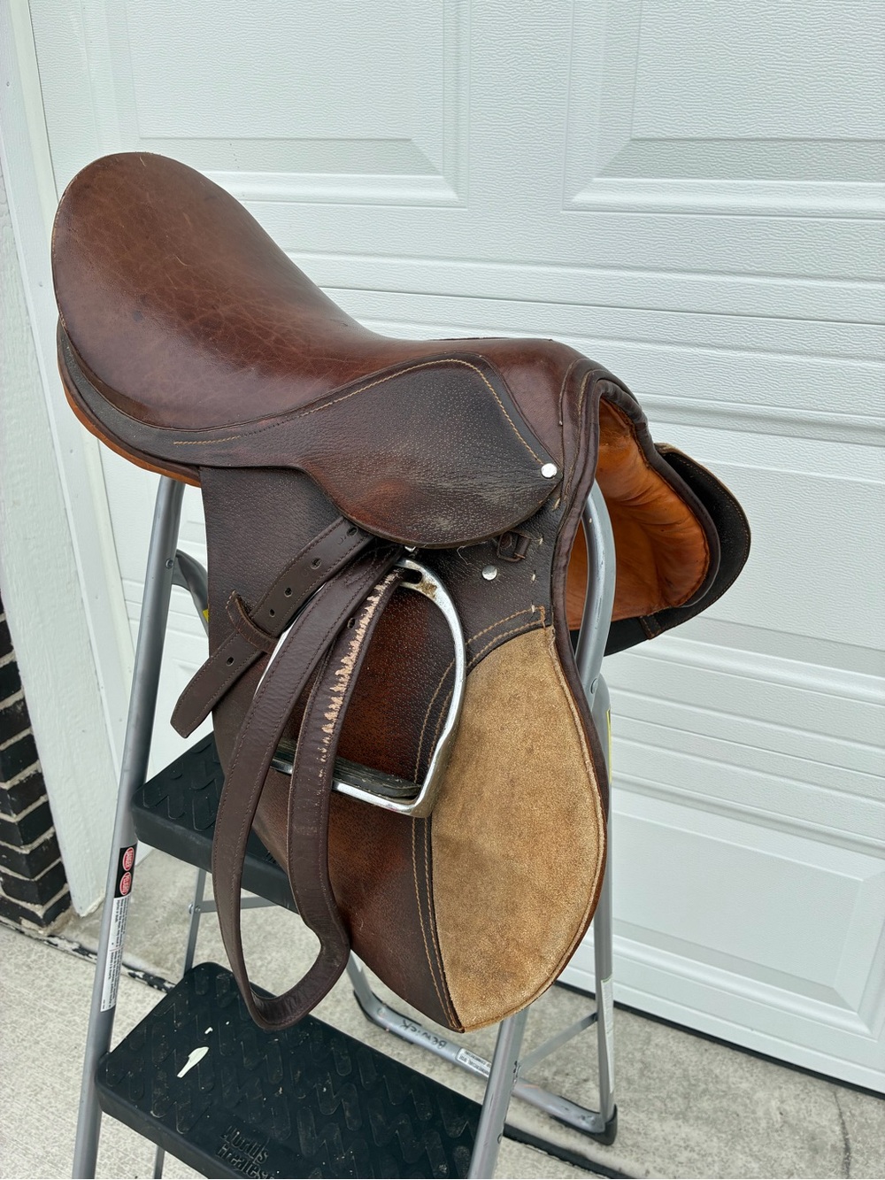 Brown Leather English Saddle with Suede Knee Roll
